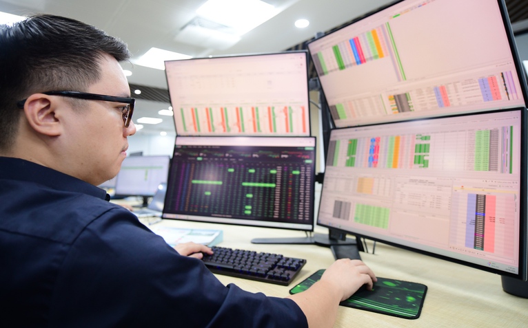 Chứng khoán 21-8: VN-Index hồi phục nhưng dòng tiền vẫn mất hút, nên mua hay chờ?