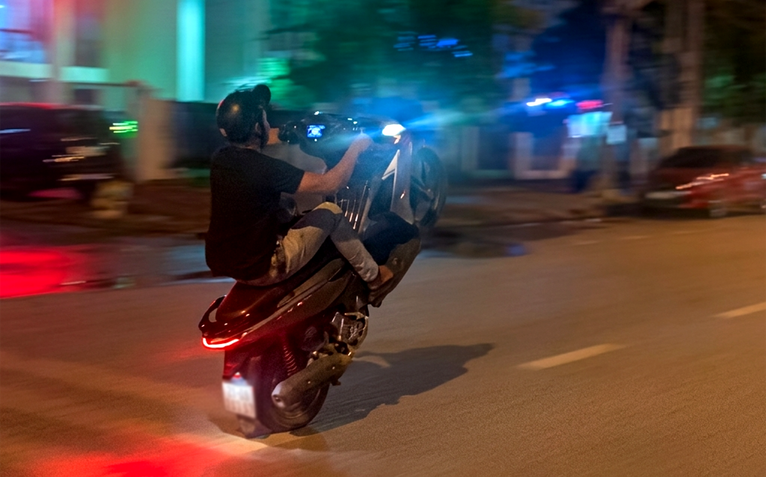 Xử lý thanh niên đi xe bốc đầu trên đường Trần Phú