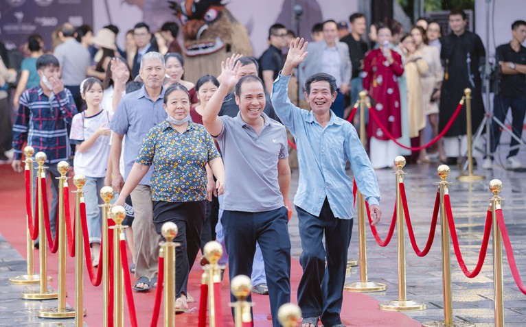 Hộ linh tráng sĩ ra mắt hoành tráng ở Ninh Bình và những người lái đò, nông dân lần đầu đi thảm đỏ