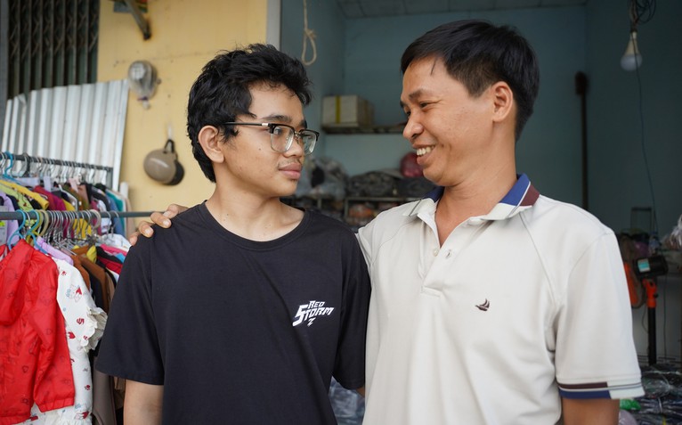Nhiều tiếc thương người mẹ đã mất của nam SV bán dép ở chợ: 'Chị ấy nổi tiếng tốt bụng'