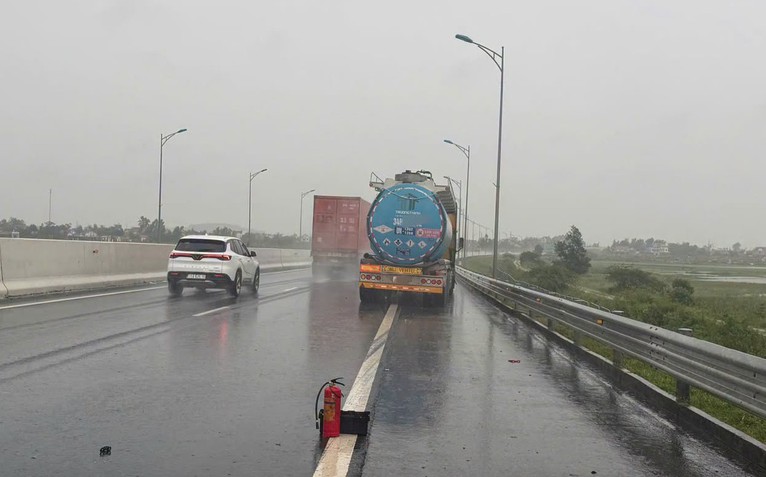 Dừng xe trên cao tốc trời mưa, chỉ đặt bình chữa cháy cách xe 18m, tài xế bị phạt 13 triệu