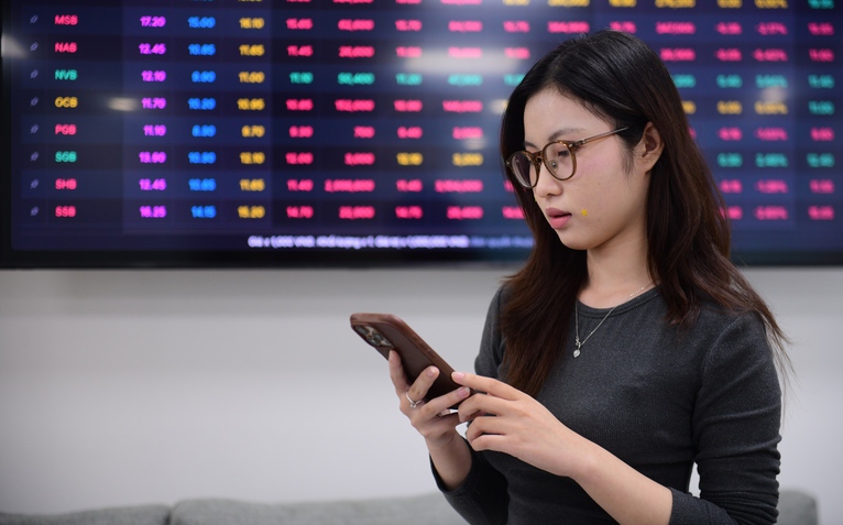Cổ đông ngành chứng khoán mong ngày 'vào bờ'