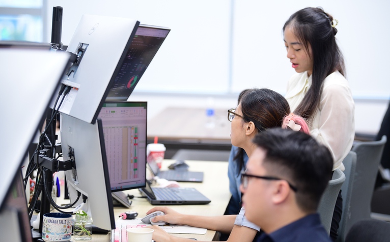 Các ngân hàng bất ngờ lãi lớn từ dịch vụ, khối tư nhân áp đảo khối Nhà nước