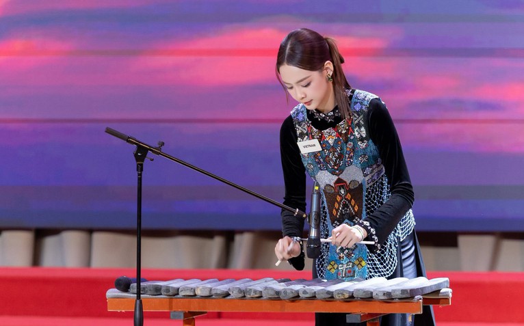 Bảo Ngọc chơi đàn đá, đọc rap tại Miss World 2026