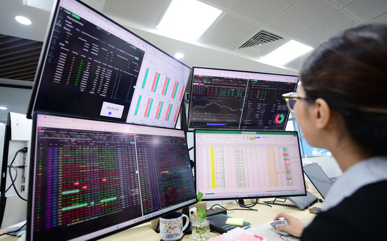 Chứng khoán 27-8: Dự báo VN-Index hướng tới 1.850 điểm, ngành điện có thông tin tích cực