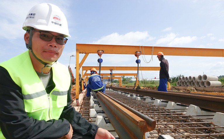 Cận cảnh lắp thử nghiệm đường ray tuyến tàu điện đô thị hiện đại với khoảng 9.000 tỉ đồng ở Phú Quốc