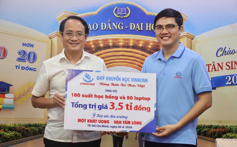 Tập đoàn Vinacam trao 3,5 tỉ đồng Tiếp sức đến trường: Nghĩ đến có SV bỏ học là công ty cố gắng