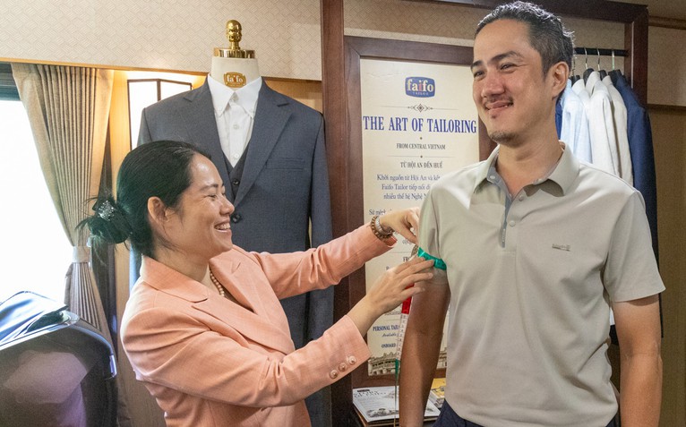 Xem phim, may đo veston, thuê áo dài cổ phục trên tàu du lịch Huế - Phong Nha