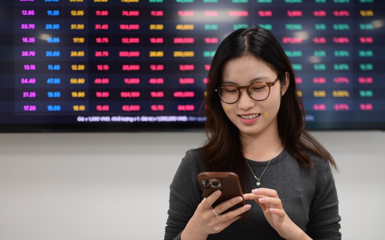 VN-Index tăng nhẹ trước lễ, SSB và POM cùng tăng kịch trần