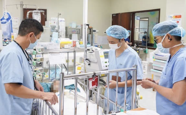 Bé 21 tháng tuổi tử vong sau một cú vặn tay ga xe máy 