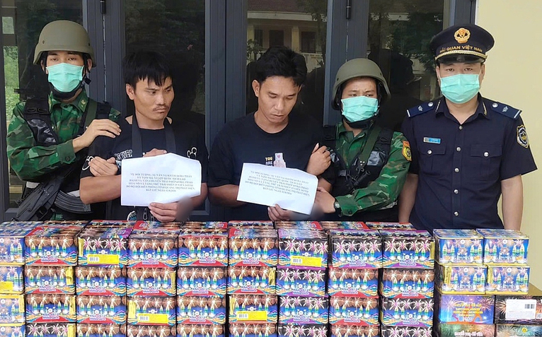 Bắt 2 người Lào vận chuyển 633kg pháo lậu và ma túy qua biên giới
