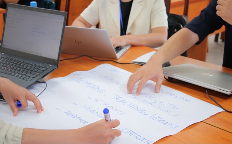 Giảng viên đại học 'ám ảnh' với vô số việc ngoài chuyên môn