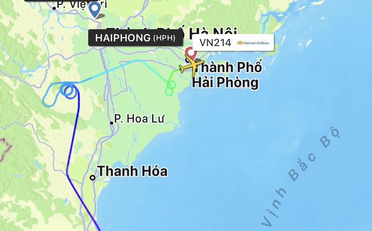 Mưa dông khiến hàng chục chuyến bay không thể hạ cánh xuống Nội Bài, có chuyến bay về Cát Bi