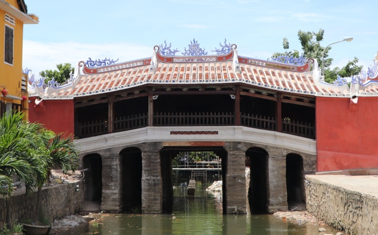 Chuyện ở Chùa Cầu: Muốn giữ gìn di sản, đừng chỉ treo biển cấm
