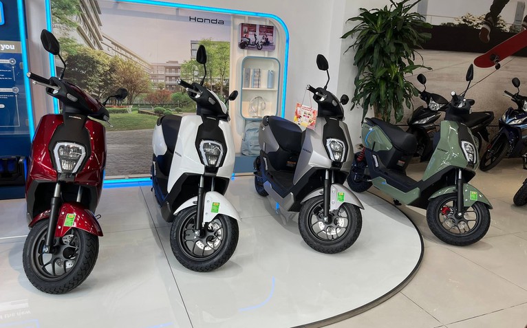 Xe máy điện sắp tới có thể không được lắp bàn đạp, xe công suất lớn bắt buộc có ABS