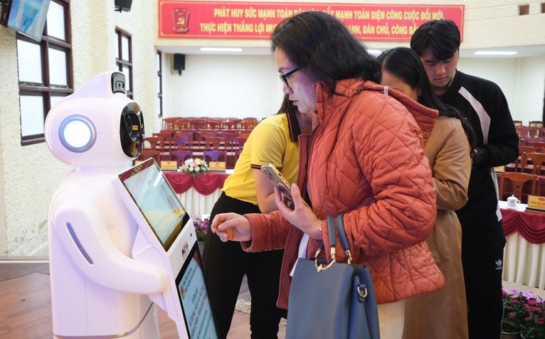 Robot AI làm lễ tân hành chính ở Đà Lạt