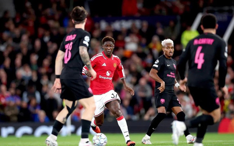 HLV Carrick dành lời khen đặc biệt cho cầu thủ từng suýt rời Man United