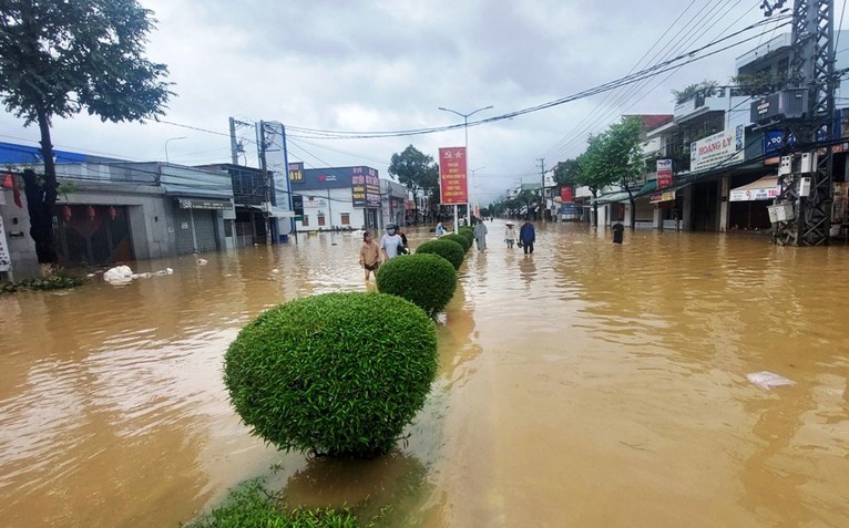 Khánh Hòa giao các trường chủ động cho học sinh nghỉ học khi mưa lớn, lũ lụt