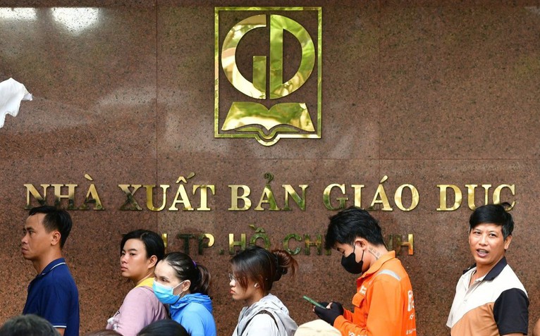 Nhà xuất bản Giáo Dục đề nghị các trường rà soát từng học sinh còn thiếu sách giáo khoa