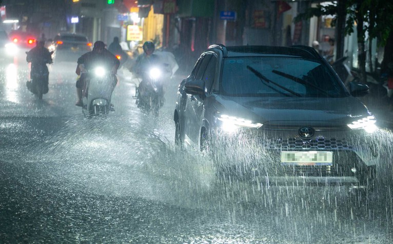 Vùng áp thấp khả năng mạnh lên, miền Trung mưa lớn kéo dài tới 16-9