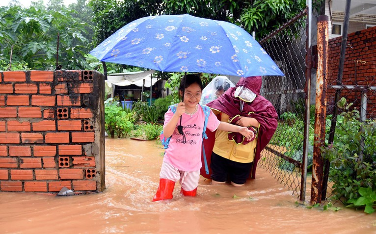 Lũ dâng cao trở lại, dân Đồng Nai bỏ nhà đi trú, hàng xóm mở cửa đón nhau