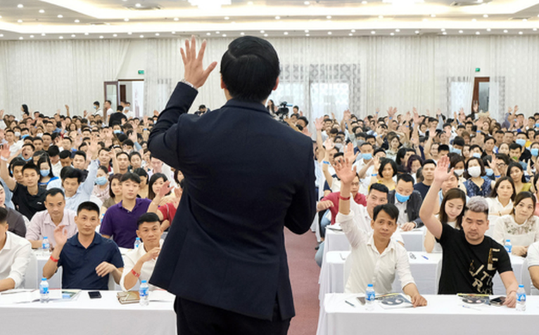 Dừng đào tạo, doanh thu của công ty chuyên bán khóa học làm giàu giảm... 90%