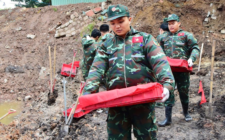 Ngày 16-9: Tìm được thêm 14 bộ hài cốt liệt sĩ tại rãnh chôn mới trong công viên Lê Thị Riêng