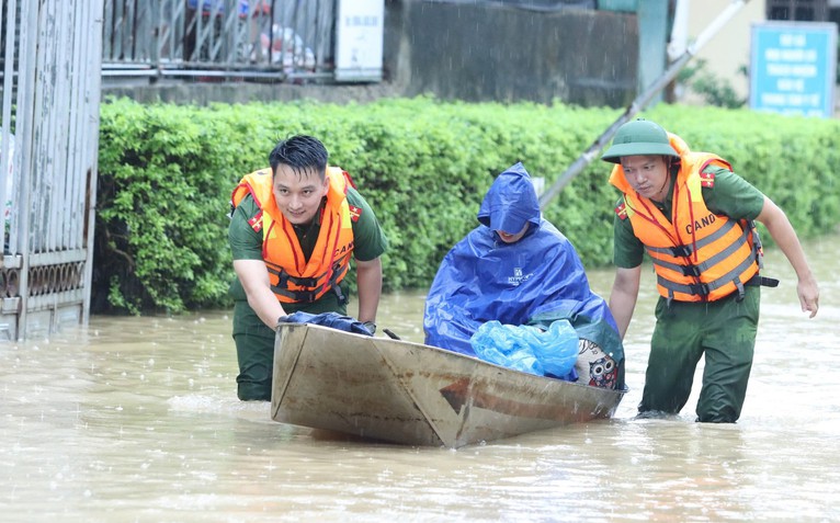 Trung tâm y tế ngập gần nửa mét, công an dùng thuyền đưa bệnh nhân ra vào