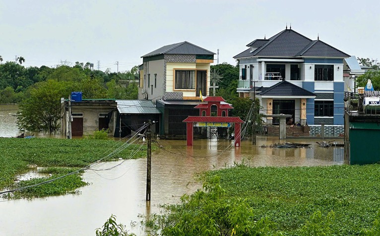 Lũ trên các sông ở Hà Nội, Ninh Bình, Thanh Hóa tiếp tục lên, ven sông ngập sâu