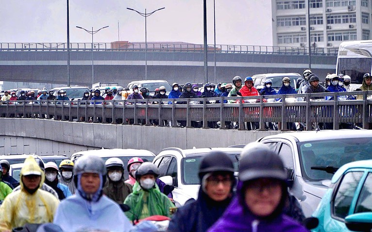 Đường phố Hà Nội ùn tắc, ngập sâu, gần 9h sáng nhiều người vẫn chưa tới được chỗ làm