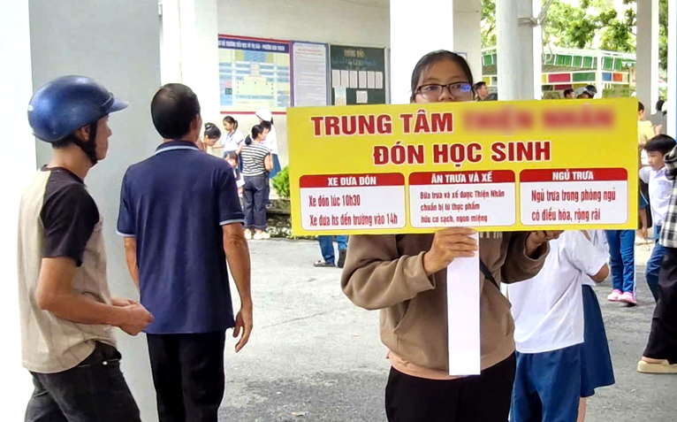 Phụ huynh Đà Nẵng phải đưa đón con 4 lượt, thuê dịch vụ 90.000 đồng/ngày vì chưa có bán trú