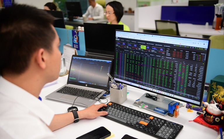 VN-Index bất ngờ đảo chiều giảm trong 15 phút cuối, khối ngoại mua bán đột biến