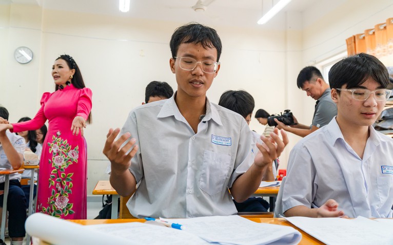 Học sinh TP.HCM học đờn ca tài tử: Không lấy điểm, không thi, vẫn say mê