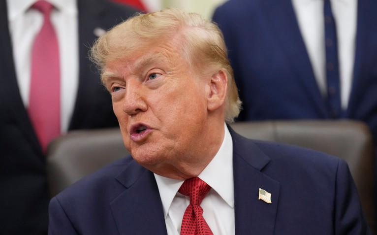 Ông Trump ký luật trừng phạt Nga, áp thuế tới 100% nước mua nhiều dầu từ Matxcơva