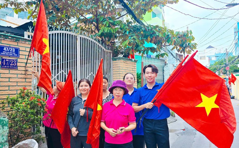 Thắp sáng đường dân sinh, hàng trăm phần quà chăm lo người dân dịp Quốc khánh 2-9