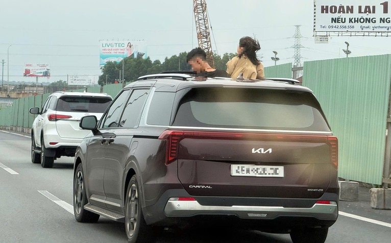 Trẻ thò đầu qua cửa sổ trời khi xe chạy trên cao tốc TP.HCM - Long Thành, nữ tài xế bị phạt 5,9 triệu đồng