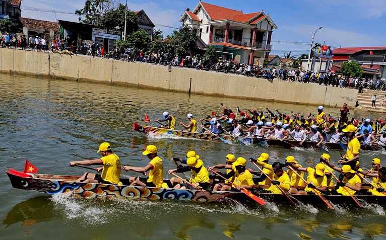 Có gì ở hội đua thuyền quê Đại tướng Võ Nguyên Giáp mà cả chục ngàn người kéo đến cổ vũ?