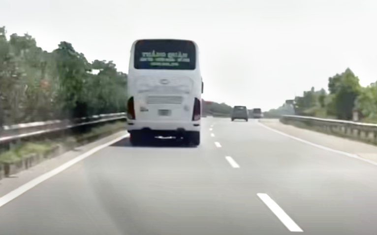 Chạy 'rùa bò' bám làn trái cao tốc, tài xế xe khách bị CSGT ghi hình xử phạt