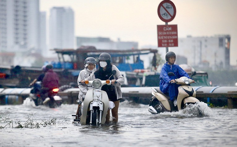 TP.HCM, Nam Bộ còn mưa to tới 24-9, thêm triều cường cao Tết Trung thu
