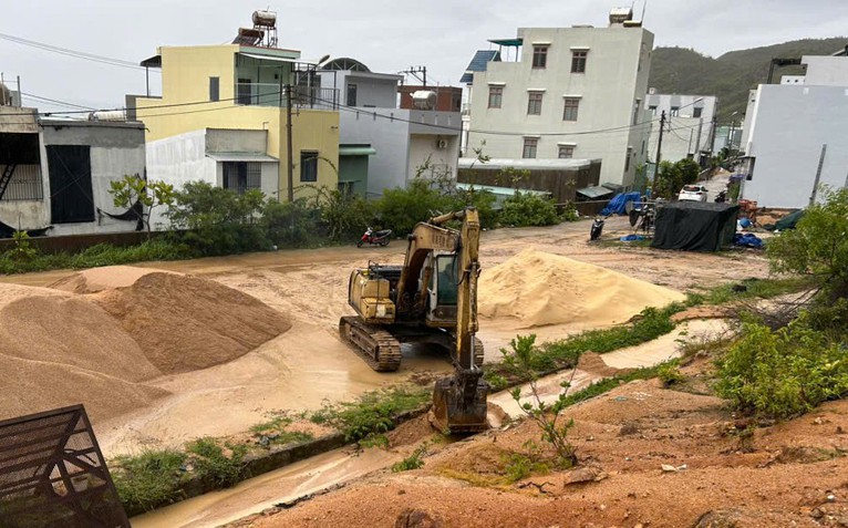Mưa lớn cuốn đất đá tràn vào khu dân cư tại Gia Lai