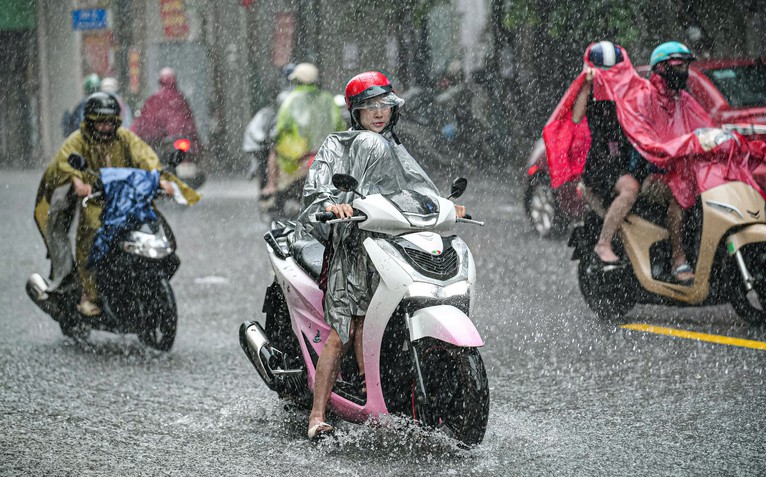 Mây đen kéo đến gần trưa, trung tâm Hà Nội mưa rào kèm sấm sét