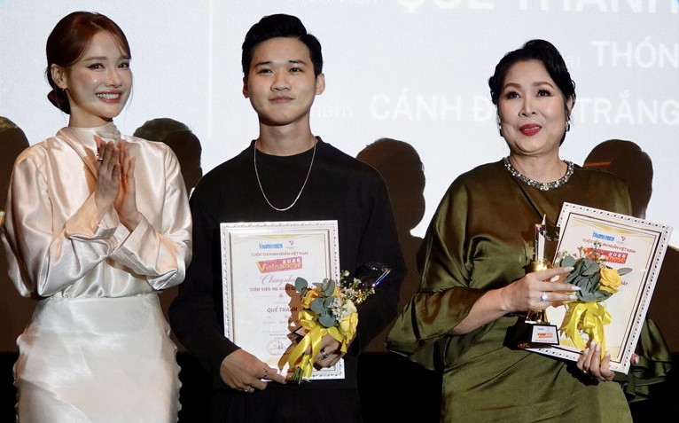 Hồng Vân bối rối khi thắng giải Diễn viên nữ xuất sắc nhất