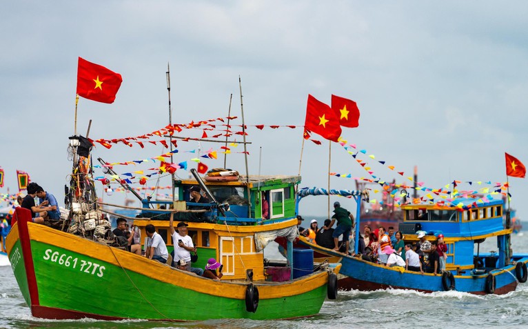 Ngư dân Cần Giờ đưa rước Nghinh Ông, cầu mùa biển bội thu