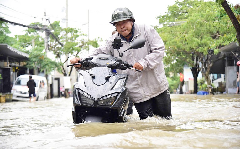 Thời tiết hôm nay 27-9: Bắc Bộ nắng, Trung Bộ mưa dông vài nơi, Nam Bộ triều cường