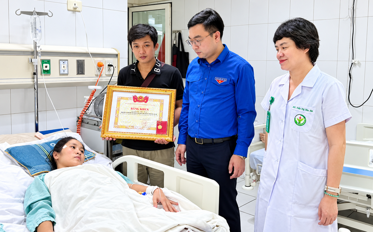 Trao huy hiệu 'Tuổi trẻ dũng cảm' cho cô giáo phải cưa chân vì cứu trò