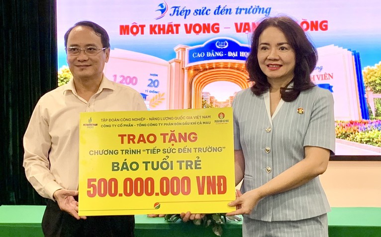 Lần đầu tiếp sức đến trường, Tổng công ty Phân bón Dầu khí Cà Mau trao 500 triệu đồng