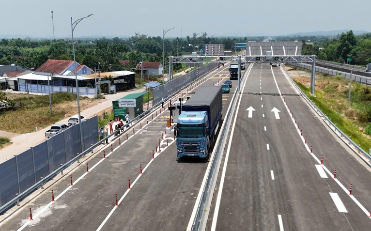 Bác tài container và xe du lịch nói 'ưu, nhược' khi đi cao tốc và quốc lộ