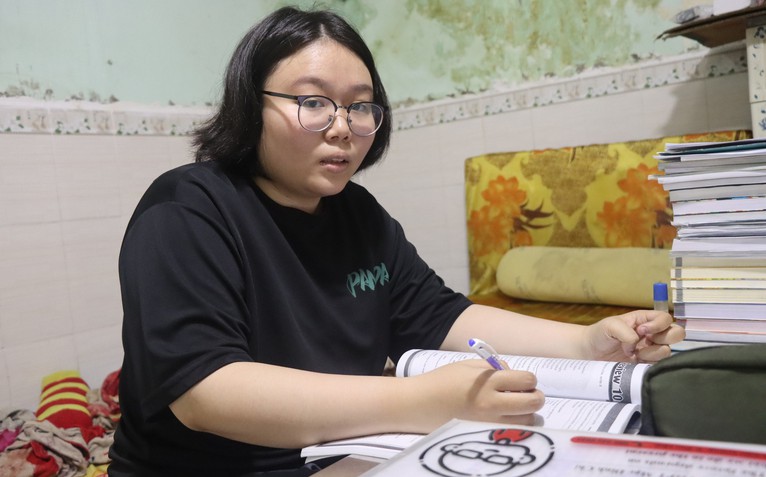 Cha bệnh tâm thần, Thảo nghỉ học kiếm tiền rồi học bổ túc, đậu ĐH Khoa học tự nhiên với 960 điểm năng lực