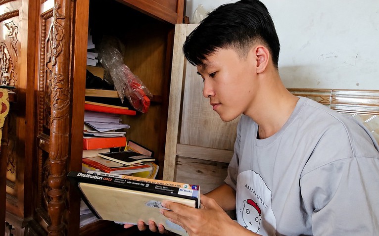 Bước chân đi khuyết tật, không cha và vắng mẹ, 3 lần HS giỏi tỉnh Quảng Trị, đậu ĐH Ngoại thương