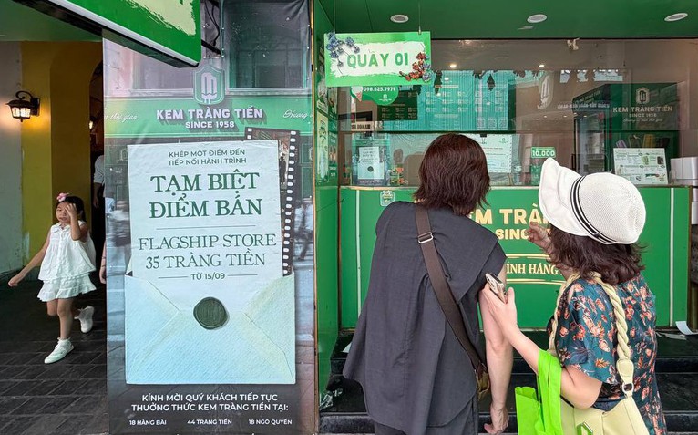 Hé lộ lý do cửa hàng Kem Tràng Tiền đóng cửa